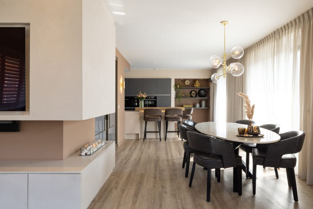 Luxe en rust in een interieurontwerp door Aangenaam Interieuradvies in een vrijstaande woning in Purmerend